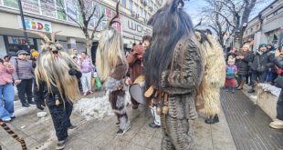 Кукеров хоровод и празнично хоро отбелязаха Сирни заговезни в центъра на Плевен