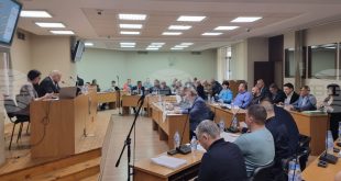 Общинският съвет в Плевен одобри изпълнение на Инвестиционната програма за 2026 г. до приемането на общинския бюджет, дебатирайки покупка на електромобил и разходи за календари до май