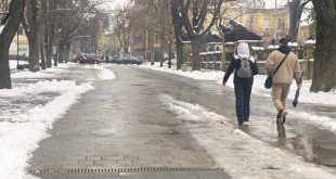 Плевен обработва улици, спирки и тротоари срещу поледици, гражданите могат да подават сигнали и директно към почистващите фирми