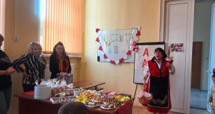 Приемни семейства и деца от Плевен и Пордим изплетоха пролетта с празник за Баба Марта в Центъра за работа с деца в Плевен