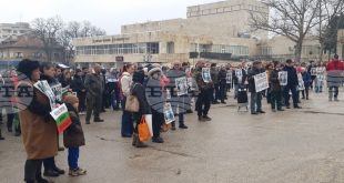 Протест пред Община Червен бряг срещу войната по пътищата и пускането под гаранция на обвиняемия за смъртта на д-р Цветан Костадинов