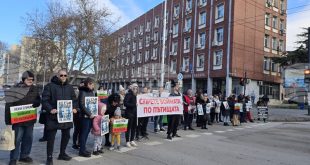 Протест пред Съдебната палата в Плевен преди седмото заседание по делото за смъртта на 12-годишната Сияна, баща ѝ твърди фалшифицирана автотехническа експертиза