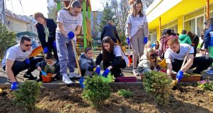 На Благовещение Плевен засади „Ароматен кът“: деца и ученици създадоха билкови градини с подкрепата на общината