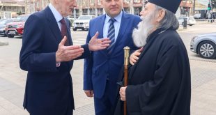 Цар Симеон II на посещение в Плевен, посрещнат от кмета д-р Валентин Христов и митрополит Игнатий