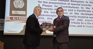 Акад. Дамян Дамянов с почетен плакет от МУ–Плевен при откриването на Плевенските минимално инвазивни дни с международно участие