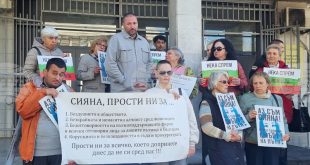 Граждани протестираха пред съда в Плевен за справедливост по делото за катастрофата, при която загина 12-годишната Сияна