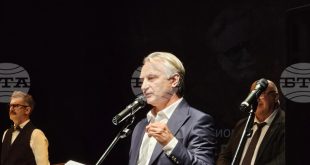 Захари Карабашлиев представя новия си роман Последният ловец на делфини на среща с читатели в плевенската библиотека на 30 април