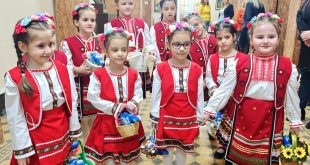 Лазарки от ДГ „Слънце“ поздравиха Община Плевен за Лазаровден и Цветница с песни, танци и пожелания за здраве