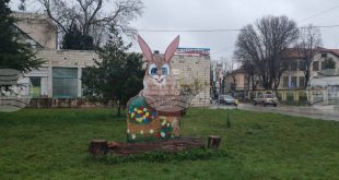 Нови великденски елементи украсяват Гулянци с авторски заек и яйце с детски отпечатъци