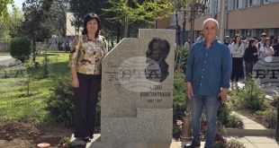 Откриха барелеф на Алеко Константинов в двора на плевенската гимназия по туризъм по повод 30-годишнината на училището