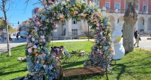 Плевен монтира нови елементи в великденската украса на площад Възраждане с тематични кътове за снимки и светещи фигури