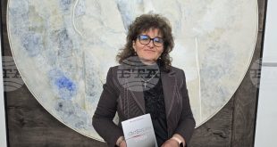 Плевенската поетеса Велина Ценкова представи новата си стихосбирка Свободен плен в галерия Дарение „Колекция Светлин Русев“