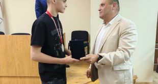 Сребърният медалист от Евро U15 по класическа борба Камен Горанов – младши получи почетен плакет от Община Плевен
