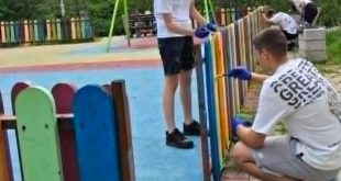 Ученици освежиха детски площадки в Плевен в рамките на инициативата Първа пролет в Плевен