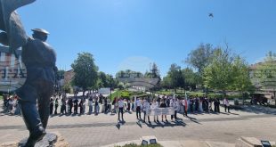 Ученици от езиковата гимназия „Димитър Димов“ в Плевен отбелязаха 6 май с шествие и 300-метров трибагреник през центъра на града