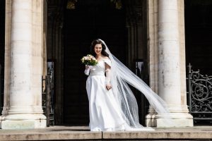 Фотограф - Валерия Масленникова. Прекрасна булка пред катедралата.