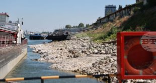 Кораб изпитва затруднения край Белене заради ниското ниво на Дунав