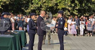 Премиерът Румен Радев връчи първите офицерски звания на випускници от ВВВУ „Георги Бенковски“