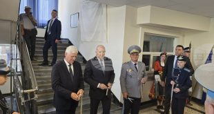 Премиерът Румен Радев и военният министър Димитър Стоянов откриха в Плевен барелефи на Цветан Лазаров и Асен Йорданов